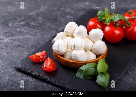 Fromage mozzarella, basilic et cerise tomate Banque D'Images