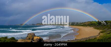 Arc-en-ciel sur Kiama, Nouvelle-Galles du Sud, Australie, vue sur la plage de Bombo depuis la pointe de Bombo après la tempête hivernale, vue panoramique Banque D'Images