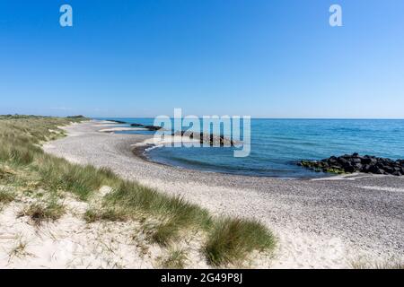 Belle plage vide derrière des dunes de sable avec des grins de tempête rocailleux pour protéger de l'érosion Banque D'Images