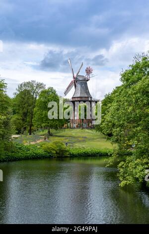 Vue sur le moulin à vent historique de Am Wall dans l'ancienne lande et le parc de la ville de Brême Banque D'Images