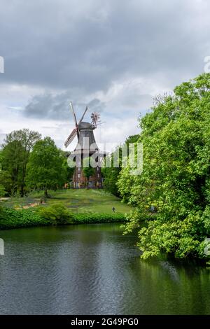 Vue sur le moulin à vent historique de Am Wall dans l'ancienne lande et le parc de la ville de Brême Banque D'Images