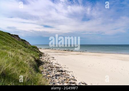 Une belle plage de sable blanc avec de hautes dunes de sable herbeuses derrière Banque D'Images