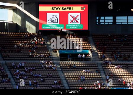 Séville, Espagne. 19 juin 2021. L'écran écrit Stay Safe est vu lors du match du Groupe E entre l'Espagne et la Pologne à l'UEFA Euro 2020 à Séville, Espagne, le 19 juin 2021. Credit: Meng Dingbo/Xinhua/Alay Live News Banque D'Images