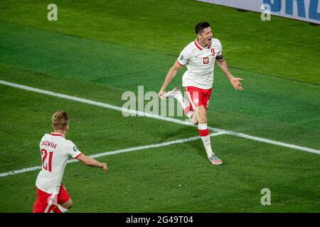 Séville, Espagne. 19 juin 2021. Robert Lewandowski (R), de Pologne, célèbre son but lors du match du Groupe E entre l'Espagne et la Pologne à l'Euro 2020 de l'UEFA à Séville (Espagne), le 19 juin 2021. Credit: Meng Dingbo/Xinhua/Alay Live News Banque D'Images