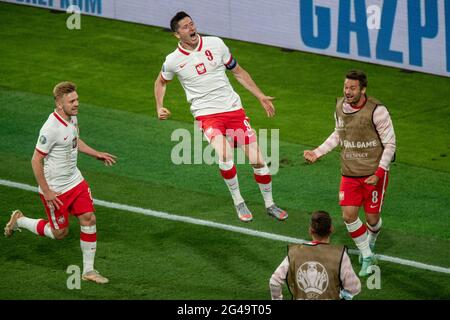 Séville, Espagne. 19 juin 2021. Robert Lewandowski (en haut), de Pologne, célèbre le but lors du match du Groupe E entre l'Espagne et la Pologne à l'Euro 2020 de l'UEFA à Séville, Espagne, le 19 juin 2021. Credit: Meng Dingbo/Xinhua/Alay Live News Banque D'Images