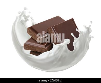 Barre de chocolat avec éclaboussures de lait isolées sur fond blanc Banque D'Images