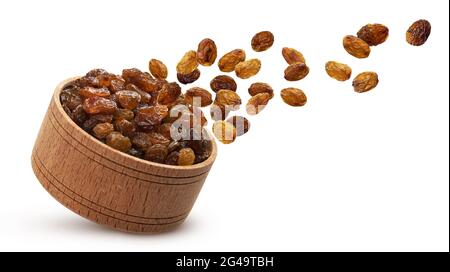 Les raisins secs dans un bol en bois isolé sur fond blanc Banque D'Images