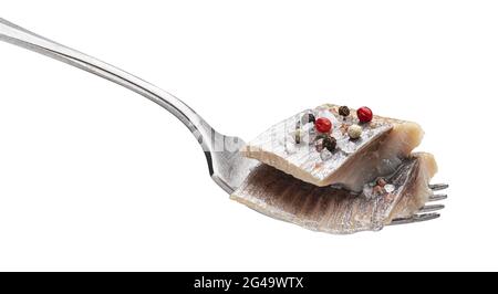 Morceaux de hareng salé sur la fourche isolés sur fond blanc Banque D'Images