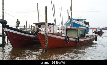 Les bateaux de pêche sont penchée sur la côte de pêche de la ville de Dumai, un bateau de pêche marron Banque D'Images