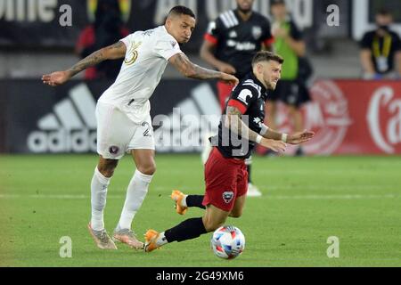 Washington, États-Unis. 19 juin 2021. Le milieu de terrain de l'Inter Miami FC Gregore Silva (26) s'est fouillé D.C., le milieu de terrain Uni Paul Arriola (7) dans la seconde moitié à Audi Field à Washington, DC, le samedi 20 juin 2021. United défait Inter Miami 1-0. (Photo par Chuck Myers/Sipa USA) crédit: SIPA USA/Alay Live News Banque D'Images