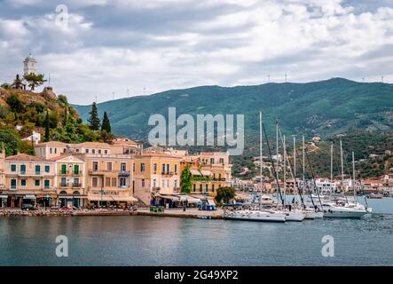 Poros, Grèce - avril 30 2018 : vue sur le front de mer, avec de nombreux bateaux à voile. La ville de Galatas, sur la côte du Péloponnèse, est en arrière-plan. Banque D'Images