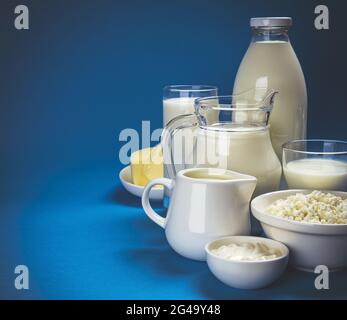 Produits laitiers on blue background Banque D'Images