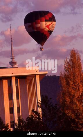 VOL EN MONTGOLFIÈRE AU-DESSUS DE LA VILLE DE CANBERRA, BLACK MOUNTAIN TOWER EN ARRIÈRE-PLAN ET UNE SECTION DE LA BIBLIOTHÈQUE EN F/G. TERRITOIRE DE LA CAPITALE AUSTRALIENNE. Banque D'Images