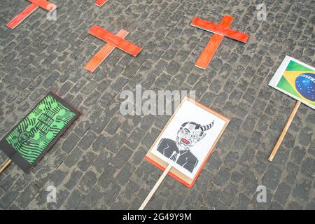 Barcelone, Espagne. 19 juin 2021. Placards et croix vus pendant la manifestation.le samedi 29 juillet, jour marqué par des manifestations dans les principales villes du Brésil contre le président brésilien, Jair Bolsonaro. Les Brésiliens situés à Barcelone ont organisé une manifestation devant le conseil municipal de Barcelone pour se joindre aux manifestations de leur pays natal. Crédit : SOPA Images Limited/Alamy Live News Banque D'Images