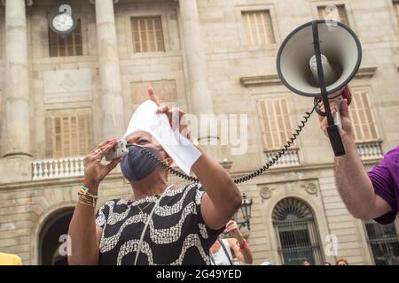 Barcelone, Espagne. 19 juin 2021. Un manifestant parlant par haut-parleurs pendant la manifestation.le samedi 29 juillet, jour marqué par des manifestations dans les principales villes du Brésil contre le président brésilien, Jair Bolsonaro. Les Brésiliens situés à Barcelone ont organisé une manifestation devant le conseil municipal de Barcelone pour se joindre aux manifestations de leur pays natal. Crédit : SOPA Images Limited/Alamy Live News Banque D'Images