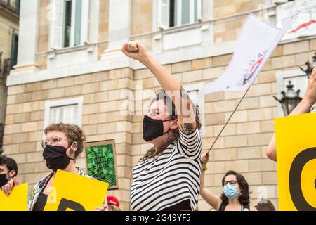 Barcelone, Espagne. 19 juin 2021. Un manifestant avec le poing vers le haut vu pendant la manifestation.le samedi 29 juillet, jour marqué par des manifestations dans les principales villes du Brésil contre le président brésilien, Jair Bolsonaro. Les Brésiliens situés à Barcelone ont organisé une manifestation devant le conseil municipal de Barcelone pour se joindre aux manifestations de leur pays natal. Crédit : SOPA Images Limited/Alamy Live News Banque D'Images