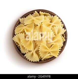 Pâtes Farfalle dans un bol en bois isolé sur fond blanc, vue du dessus Banque D'Images