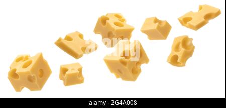 Cubes de fromage, morceaux d'emmental suisse isolés sur fond blanc Banque D'Images