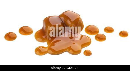 Bonbons caramel avec sauce caramel isolés sur fond blanc Banque D'Images