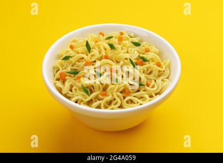 Bol de nouilles instantanées isolées sur fond jaune Banque D'Images