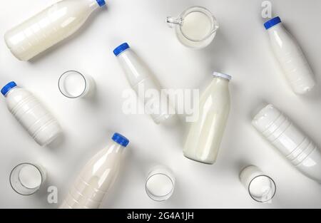 Emballage des produits laitiers sur fond blanc, vue de dessus Banque D'Images