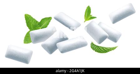 Gommes à mâcher avec feuilles de menthe isolées sur fond blanc Banque D'Images