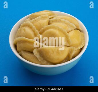 Boulettes remplies, vareniki russe, pelmeni sur fond bleu Banque D'Images