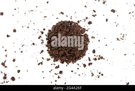Morceaux de chocolat râpé isolé sur fond blanc, gros plan Banque D'Images
