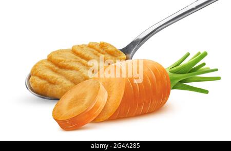 Purée de carottes dans la cuillère isolée sur fond blanc Banque D'Images