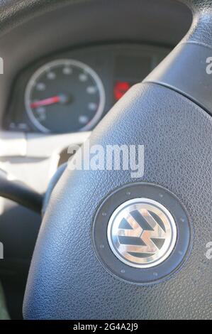 POZNAN, POLOGNE - 06 juin 2021 : volant d'une voiture Volkswagen avec logo de la société Banque D'Images