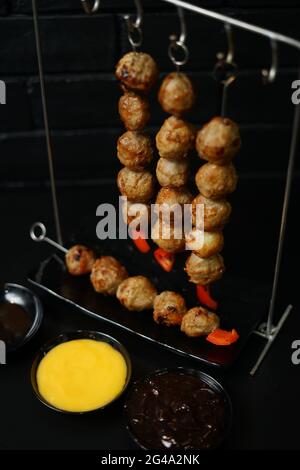 Boulettes de viande grillées maison avec sauce au fromage Banque D'Images