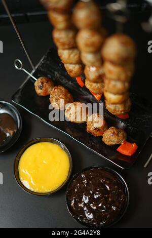 Délicieux boulettes de viande grillées avec sauce au fromage Banque D'Images