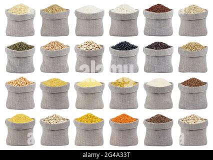 Collection de différentes céréales, grains et flocons dans des sacs isolé sur fond blanc. Banque D'Images