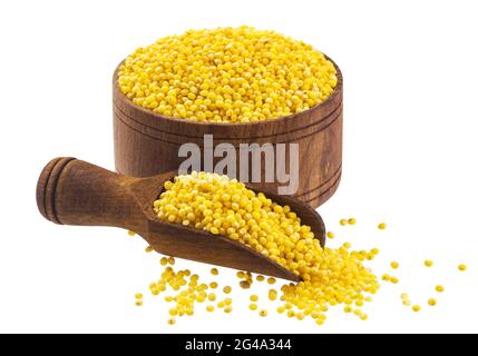 Millet dans bol en bois isolé sur fond blanc. Close-up Banque D'Images