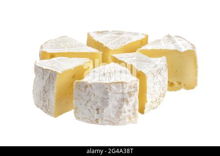 Segments de fromage Camembert isolés sur fond blanc Banque D'Images
