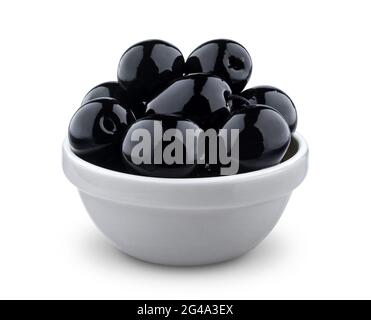 Olives noires dans un bol isolé sur fond blanc avec passe-cheveux Banque D'Images