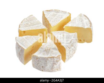 Segments de fromage Camembert isolés sur fond blanc Banque D'Images