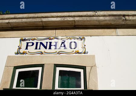 Gare ornée de tuiles représentant des images de la vendimia (récolte du vin) dans le village de Pinhao à un virage de la rivière Douro au nord de la Cit Banque D'Images