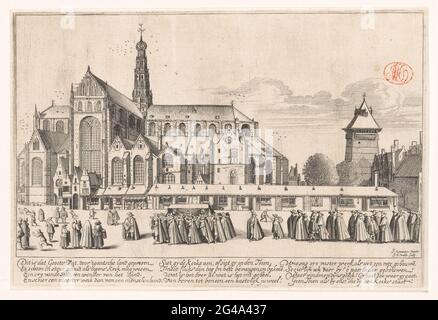 Vue sur l'église Saint-Bavo, depuis le sud-est. Vue sur l'église Saint-Bavo à Haarlem, vue du sud-est, avec une procession funéraire au premier plan. Banque D'Images