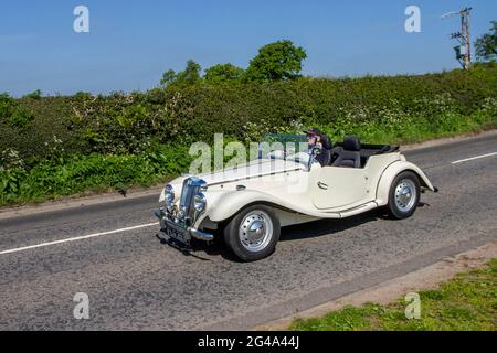 Vintage blanc MG T G Midget deux places cabrio, en route vers Capesthorne Hall Classic May car show, Cheshire, Royaume-Uni Banque D'Images