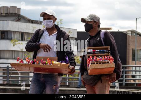 Vendeurs de rue qui vendent des bonbons et des bonbons vus pendant le concert Arte ONUDI x Colombie tenu au Monumento a los Heroes, plusieurs artistes de musique urbaine et Mc a effectué diverses activités telles que des gravures, graffiti et un pot communautaire avec l'intention de s'unir pour soutenir la grève nationale 'Paro Nacional' à Bogota, Colombie, le 19 juin 2021. Banque D'Images