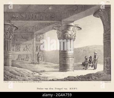 Face du temple de Horus ; Ruine van den Temple van Edfu ; les pertes égyptiennes en quatrième ; les pertes égyptiennes. Juste avant le temple il y a un homme avec un chapeau élevé à dessiner ou à écrire. À côté de lui deux hommes avec turban. Il y a une figure avec un chien dans le temple. Hiéroglyphes dans le temple. Banque D'Images