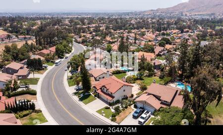 Vue aérienne de jour d'un quartier de banlieue de Moreno Valley, Californie, États-Unis. Banque D'Images