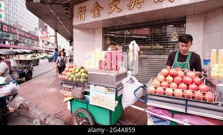 Vendeurs de nourriture vendeurs de rue dans Chinatown Bangkok Thaïlande Banque D'Images