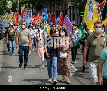 Düsseldorf, Allemagne. 19 juin 2021. Des manifestants kurdes se rassemblent dans le centre-ville à la suite du meurtre d'une femme politique HDP (Parti démocratique populaire, turc : Halkların Demokratik Partisi), Deniz Poyraz, par un assaillant, dans les bureaux du Parti à Izmir, en Turquie. Credit: Imagetraceur/Alamy Live News Banque D'Images