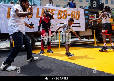 Washington, DC, États-Unis. 19 juin 2021. Photo : dansez à un groupe GoGo en direct pour célébrer le dix-septième anniversaire de Black Lives Matter Plaza. Crédit : Allison Bailey/Alamy Live News Banque D'Images