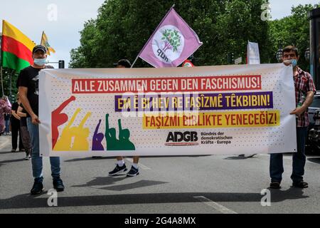 Düsseldorf, Allemagne. 19 juin 2021. Des manifestants kurdes se rassemblent dans le centre-ville à la suite du meurtre d'une femme politique HDP (Parti démocratique populaire, turc : Halkların Demokratik Partisi), Deniz Poyraz, par un assaillant, dans les bureaux du Parti à Izmir, en Turquie. Credit: Imagetraceur/Alamy Live News Banque D'Images