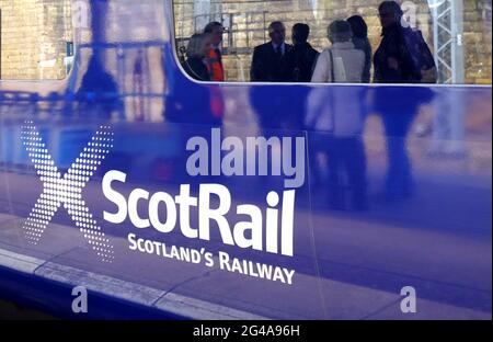 Photo du dossier datée du 11/04/19 d'un train ScotRail à la gare Waverley d'Édimbourg. Les Verts écossais ont accusé le plus grand fournisseur de chemins de fer d'Écosse d'attaquer le personnel en ligne. Date de publication : dimanche 20 juin 2021. Banque D'Images