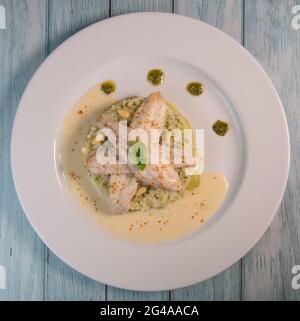 Filet de sole cuit, risotto et pesto Banque D'Images