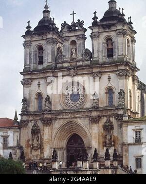 FACHADA DE LA IGLESIA DEL MONASTERIO INICIADO EN 1178 - TORREONES AÑADIDOS EN EL SIGLO XVIII LIEU: MONASTERIO DE SANTA MARIA. ALCOBACA. PORTUGAL. ORONOZ AIDA. Banque D'Images